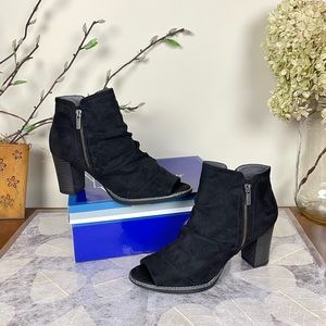 NIB White Mountain Gemini Suedette Slouchy Peep Toe Heeled Ankle Booties